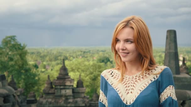 Donna felice sopra il tempio di Borobudur — Video Stock