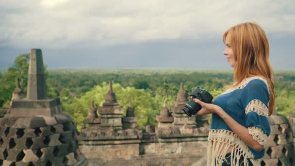 Vrouw foto's nemen op de top van Borobudur tempel — Stockvideo