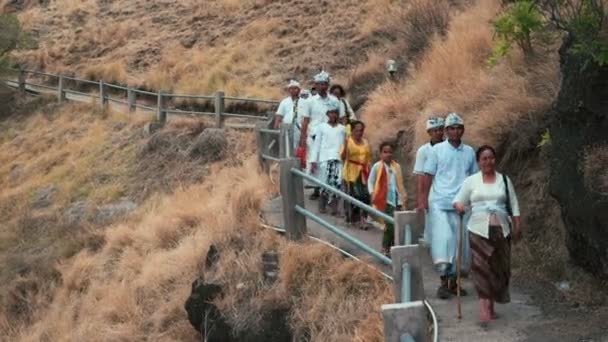 巴厘人在寺庙仪式服装从安玛塔拉普拉 Korsi 山寺走下来 — 图库视频影像