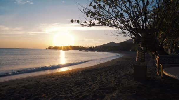 Paisaje tranquilo de la playa al amanecer — Vídeos de Stock