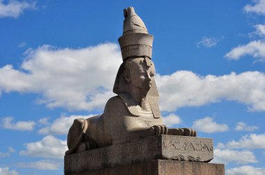 Saint Petersburg seti üzerindeki Sfenks heykeli.