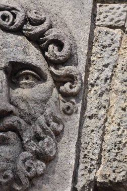 Sakallı bir erkek yüzünün eski bas-rahatlaması..