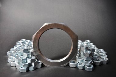 Koyu arkaplanda metal fındık bileşimi