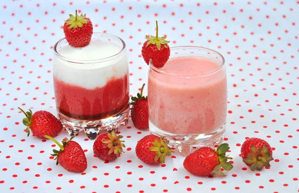 Smoothie Aux Fraises Fraises Fraîches Verre Sur Fond Blanc — Photo