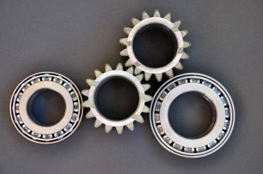 Siyah arka planda rotalar ve vitesler. Arabanın bir parçası.