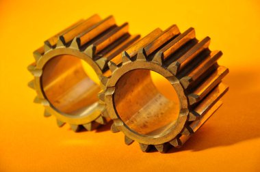 Sarı arka planda metal dişliler. Arabanın bir parçası.