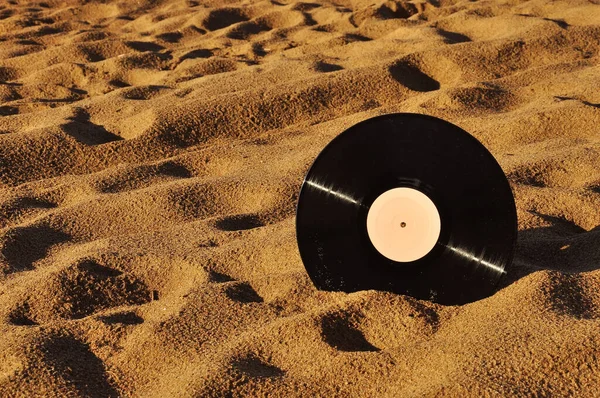 在沙滩上的Vinyl唱片盘 — 图库照片