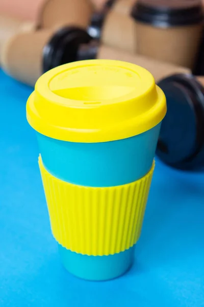 Stylowy kubek do kawy ekologicznej wielokrotnego użytku i kubki kartonowe wielokrotnego użytku — Zdjęcie stockowe