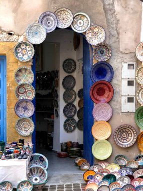 Piyasada renkli seramik ve çömlek sergileniyor..