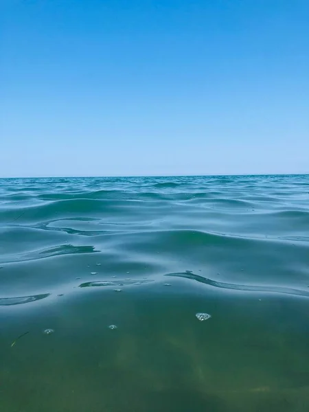 Feche as ondas no mar Adriático perto de Durres.Albania — Fotografia de Stock