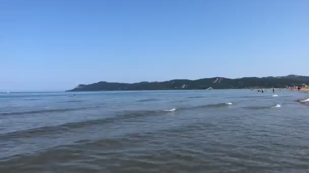 Onde ravvicinate sul mare Adriatico vicino a Durres.Albania — Video Stock