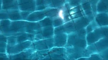 Güneş yansımalı mavi havuz suyu. Suyun soyut arkaplanı..