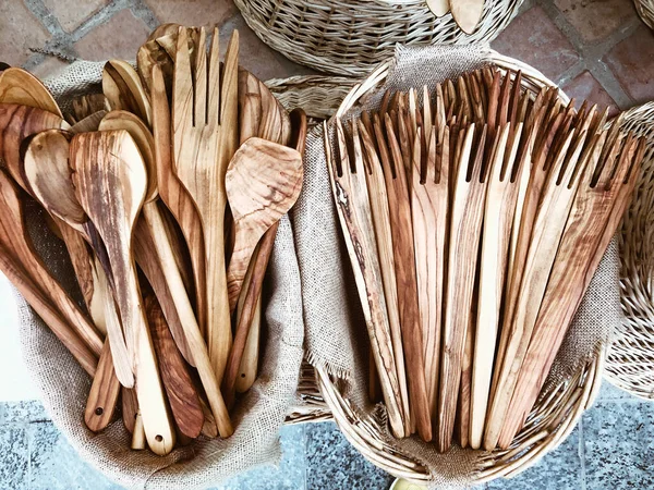 Objetos tradicionais de lembrança. Colheres e garfos de madeira, cesta de malha . — Fotografia de Stock