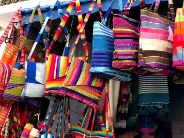 Essaouira Medine 'sinde Fas el yapımı çantalar.