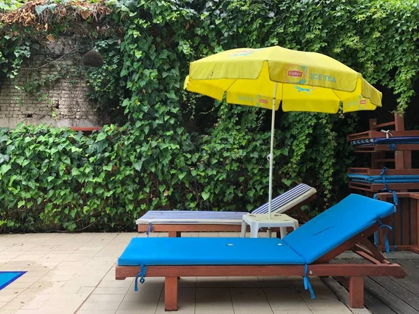 Primer plano tumbonas al lado piscina concepto de vacaciones summer . —  Fotos de Stock