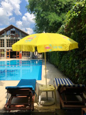 Yüzme havuzunun yanındaki güneş yataklarını kapat. Yaz tatili konsepti.. 