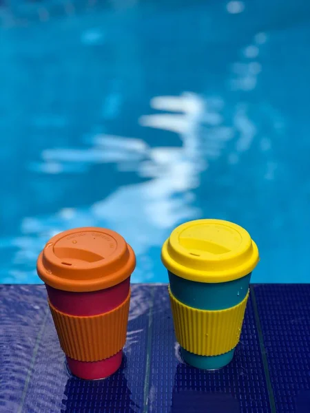 Reusable bamboo mug at the swimming pool — Stock Photo, Image