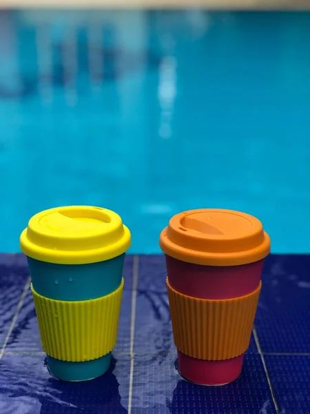 Reusable bamboo mug at the swimming pool — Stock Photo, Image