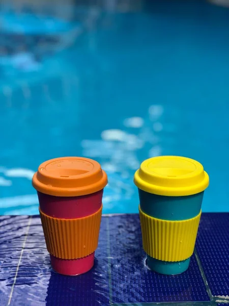 Reusable bamboo mug at the swimming pool — Stock Photo, Image