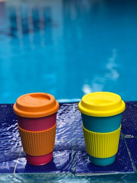 Mehrweg-Bambusbecher am Schwimmbad — Stockfoto