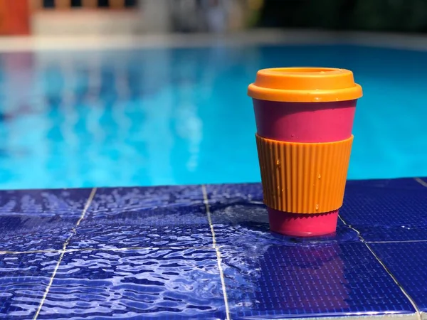 Caneca de bambu reutilizável na piscina — Fotografia de Stock