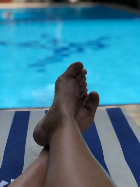 Close up pernas femininas no banho de sol estar na piscina na ALBÂNIA . — Fotografia de Stock