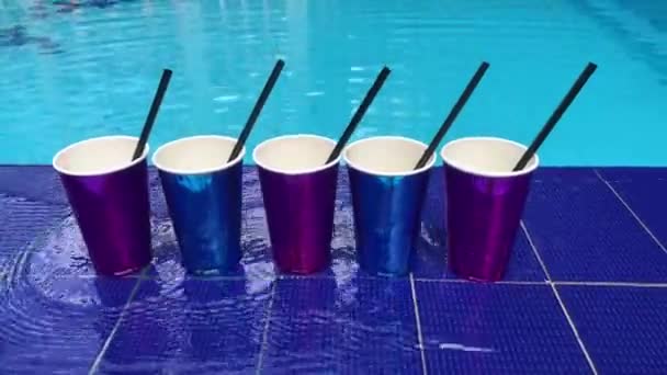 Arnavutluk 'ta yüzme havuzu yakınlarında pek çok kokteyl bardağıyla plaj geçmişi — Stok video