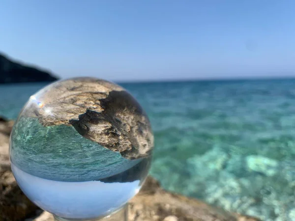 Zavřít křišťálovou skleněnou kouli na pláži. — Stock fotografie