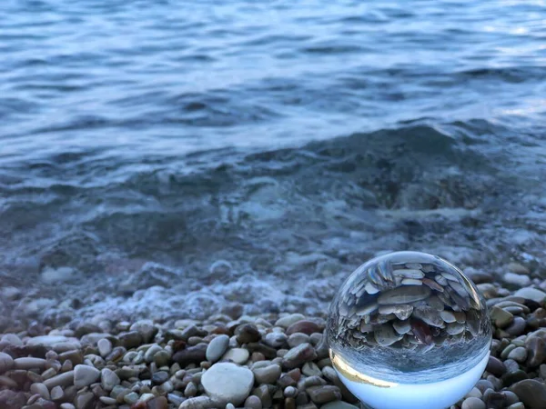 Cerca de bola de cristal en la playa. — Foto de Stock