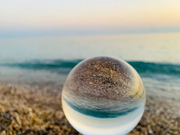 Närbild kristallglas bollen på stranden. — Stockfoto
