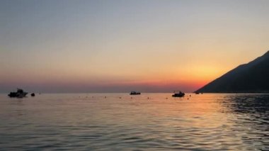 Vlore Arnavutluk 'ta Ioninan Denizi üzerinde güzel bir gün batımı.