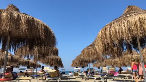 Time lapse vídeo, pessoas na praia.Adriático praia — Vídeo de Stock