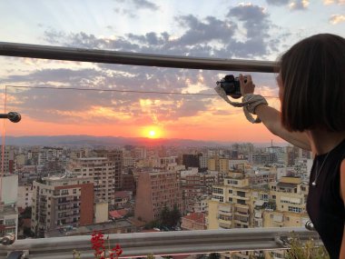Genç bir fotoğrafçının elinde kamerayla çekilmiş yakın plan fotoğrafı.
