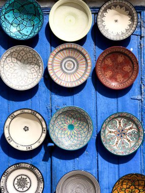 Essaouiraalı Medine 'deki Fas çömlekleri. Renkli seramik ve çömlek.