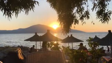 Arnavutluk 'taki İyon plajında güzel bir gün batımı.