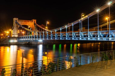 Geceleri Wroclaw şehri, Grunwaldzki Köprüsü, Polonya, Avrupa