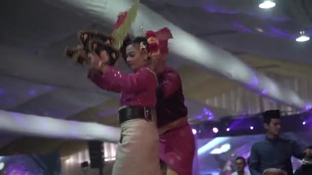 吉隆坡 马来西亚 07年27日2019年 马来人的表演男女都以各种生气勃勃的传统服饰和充满细节的色彩跳舞 传统马来语舞蹈 — 图库视频影像