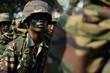 KUALA LUMPUR, MALAYSIA-31 Ağustos 2017; Dataran Merdeka 'da Malezya Bağımsızlık Günü' nü kutlamak. Tüm askerler, polisler grup halinde yürüyor ve kalabalık bayrağı kaldırarak gösterinin tadını çıkarıyor.