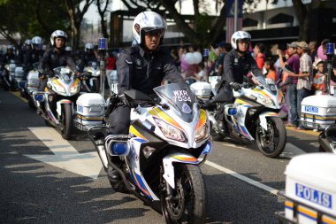 KUALA LUMPUR, MALAYSIA-31 Ağustos 2017; Dataran Merdeka 'da Malezya Bağımsızlık Günü' nü kutlamak. Tüm askerler, polisler grup halinde yürüyor ve kalabalık bayrağı kaldırarak gösterinin tadını çıkarıyor.