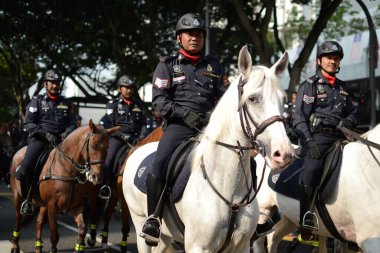 KUALA LUMPUR, MALAYSIA-31 Ağustos 2017; Dataran Merdeka 'da Malezya Bağımsızlık Günü' nü kutlamak. Tüm askerler, polisler grup halinde yürüyor ve kalabalık bayrağı kaldırarak gösterinin tadını çıkarıyor.