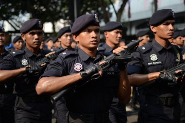 KUALA LUMPUR, MALAYSIA-31 Ağustos 2017; Dataran Merdeka 'da Malezya Bağımsızlık Günü' nü kutlamak. Tüm askerler, polisler grup halinde yürüyor ve kalabalık bayrağı kaldırarak gösterinin tadını çıkarıyor.