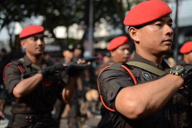 KUALA LUMPUR, MALAYSIA-31 Ağustos 2017; Dataran Merdeka 'da Malezya Bağımsızlık Günü' nü kutlamak. Tüm askerler, polisler grup halinde yürüyor ve kalabalık bayrağı kaldırarak gösterinin tadını çıkarıyor.