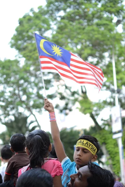 Kuala Lumpur マレーシア 8月2017 Dataran Merdekaでマレーシア独立記念日を祝う 兵士も警察も集団で行進し観客は旗を掲揚しながら演奏を楽しむ — ストック写真