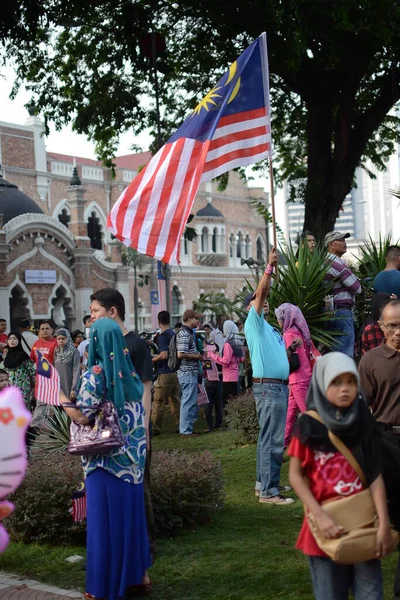 KUALA LUMPUR, MALAYSIA-31 Ağustos 2017; Dataran Merdeka 'da Malezya Bağımsızlık Günü' nü kutlamak. Tüm askerler, polisler grup halinde yürüyor ve kalabalık bayrağı kaldırarak gösterinin tadını çıkarıyor.