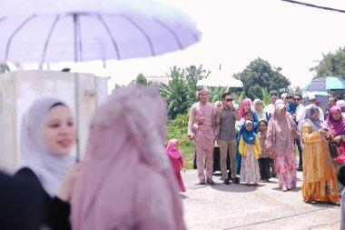 Malezya - 22 Aralık 2019: Malezya düğünü damadın eve gelmesini bekleyen gelin, bu gelenek aynı zamanda kültür ve geleneklerle dolu 