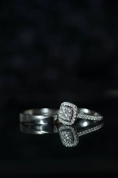 Anillos Boda Diamantes Cerca Náutico Decorado Con Accesorios Para Boda — Foto de Stock