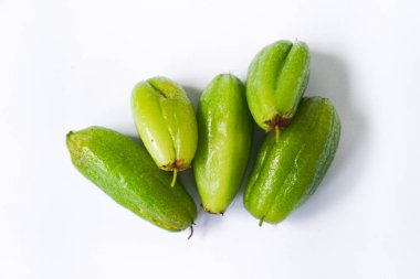 Averrhoa bilimbi 'nin yeşil ve sarımsı bir grubu beyaz arka planda izole edildi