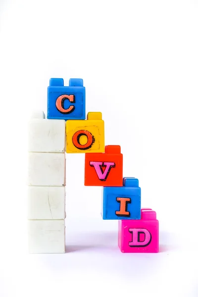 Covid Kelimeler Rengarenk Bir Lego Küpünde Düzenlenir Çocuklar Için Uygun — Stok fotoğraf