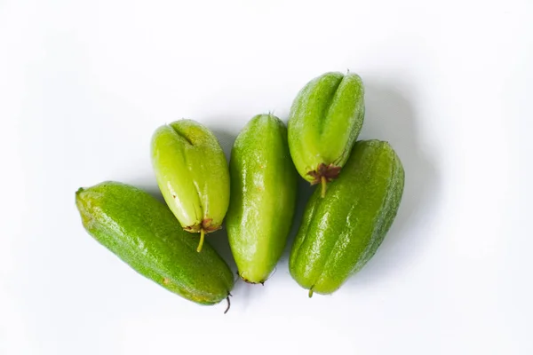 Averrhoa bilimbi 'nin yeşil ve sarımsı bir grubu beyaz arka planda izole edildi