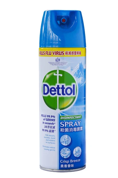 Kuala Lumpur, Malezya - 16 Mart 2020: Dettol dezenfektan sprey markası beyaz arkaplanda izole edildi.